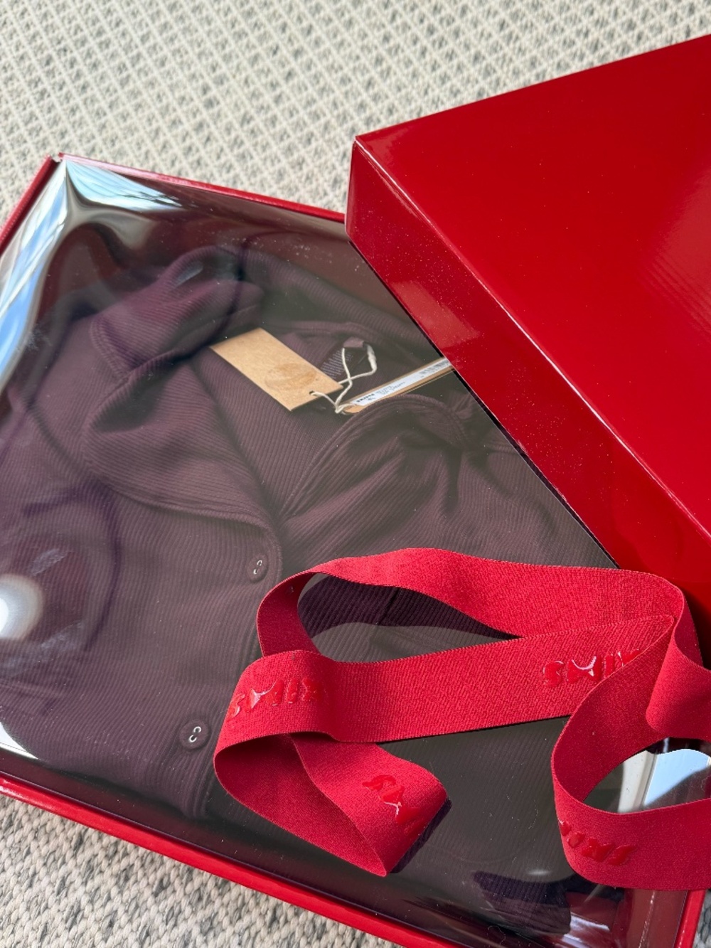 SKIMS Soft Lounge Sleep Set in Currant S BRAND IN GIFT BOX! - Picture 4 of 7